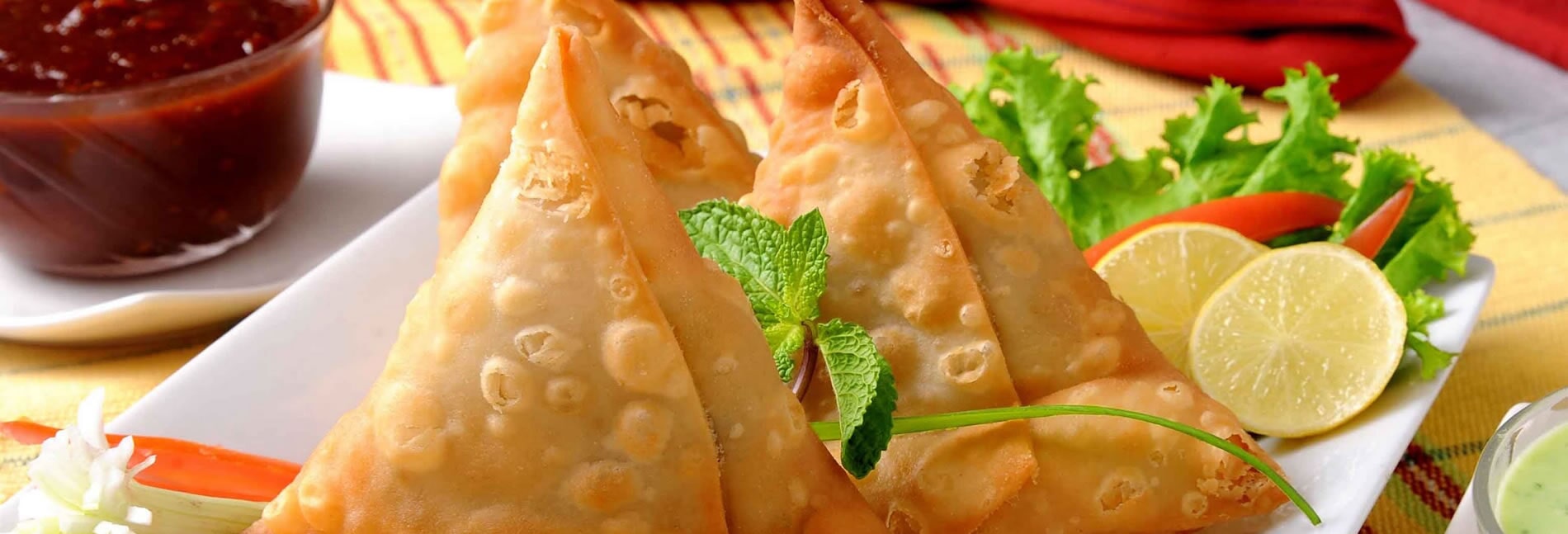 Samosas and accompaniments at Elgon Restaurant