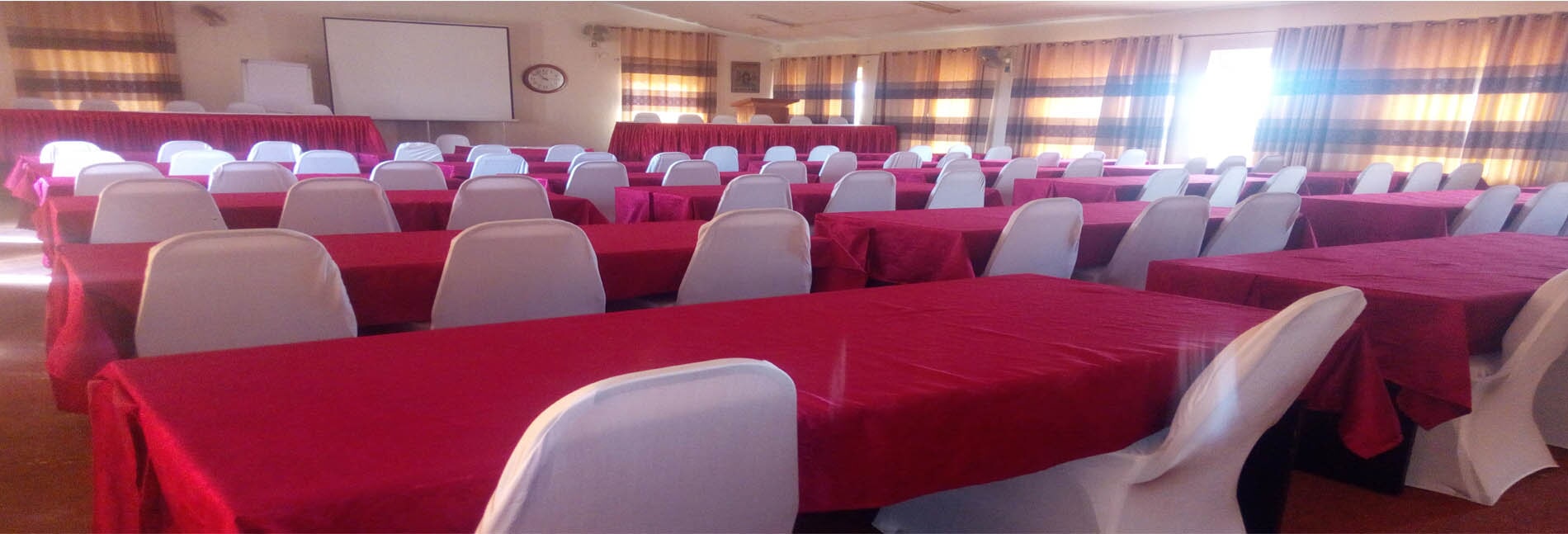 Conference hall with red table coverings
